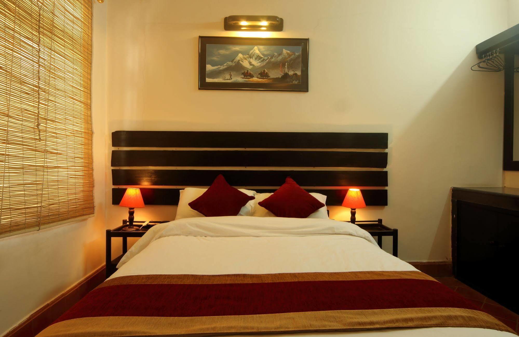 Hotel Thorong Peak Катманду Экстерьер фото